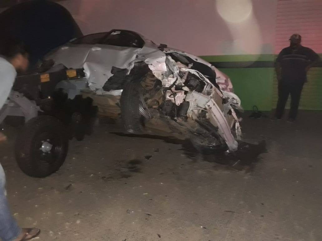 Para não atropelar mulher e criança, motorista freia bruscamente, atinge implementos agrícolas e carro fica destruído