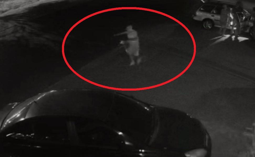 ASSISTA: vídeo mostra carro em alta velocidade e ciclista escapando de acidente violento no centro da cidade