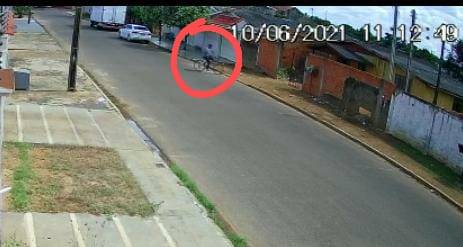 ASSISTA VÍDEO: ladrão furta dois celulares de homem que estava dormindo em sofá na varanda de casa