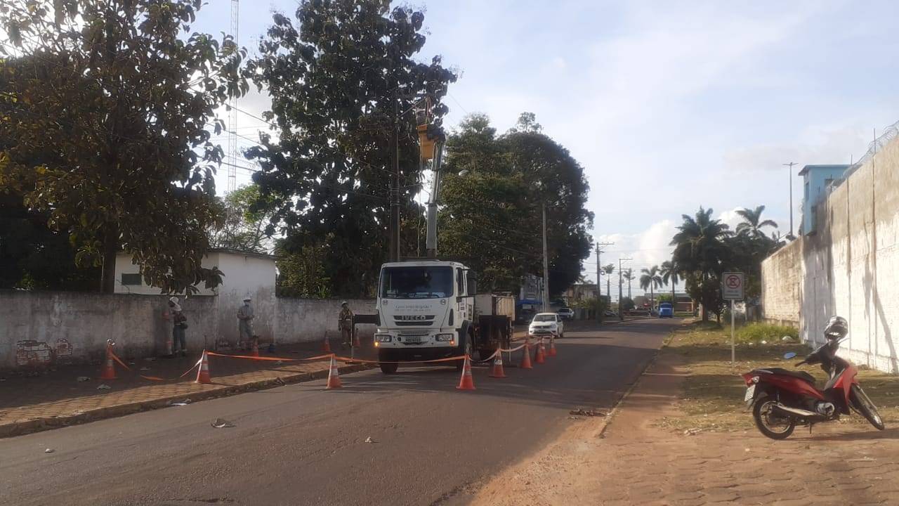 Energisa demora quase 7 horas para resolver apagão em Vilhena; “pipoco” e fiação caída assustam moradores e causam acidentes