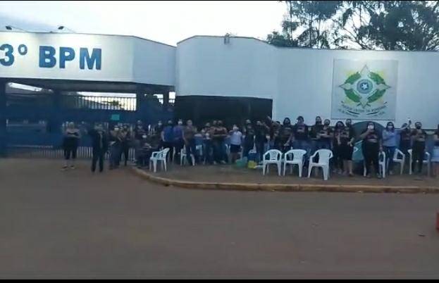 VEJA VÍDEO: mulheres de policiais militares acampam em frente quartéis e reforçam movimento em favor dos maridos