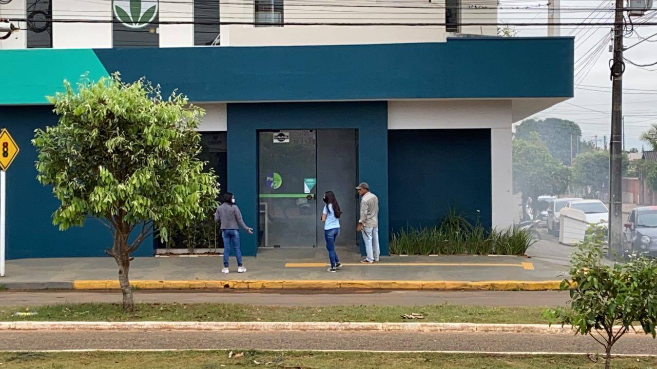 VÍDEO: moradores se assustam com fumaça em agência bancária, mas era apenas serviço de manutenção