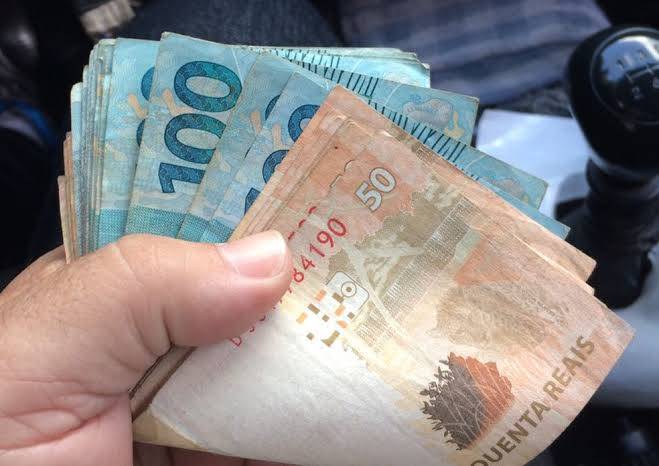 Bandidos rompem cadeado de porta blindex e furtam R$ 4.800,00 de escritório de fazenda na área urbana de Cerejeiras