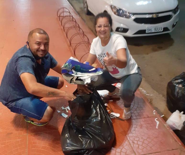 Motorista de aplicativo revira lixo de loja e encontra carteira que caminhoneiro havia jogado fora com dinheiro dentro