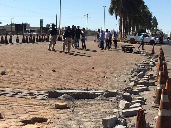 Um ano após empresário destruir mureta do DNIT a marretadas, obras de rotatória ainda não saíram do papel
