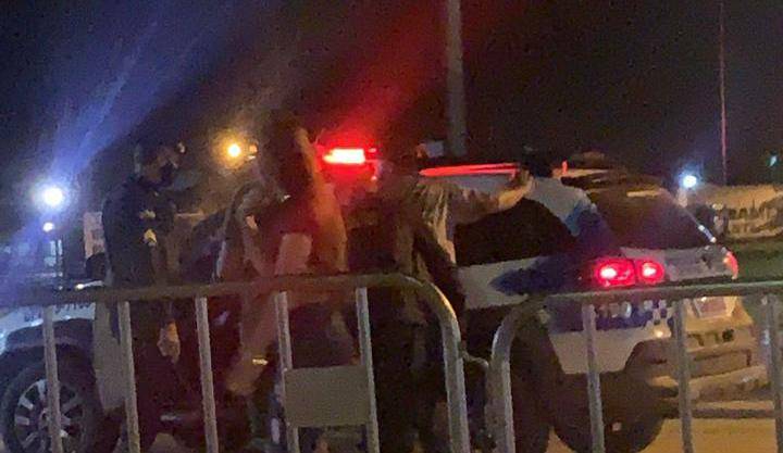 Casal bate-boca em shopping e homem quebra garrafa no rosto de mulher; agressor foi detido