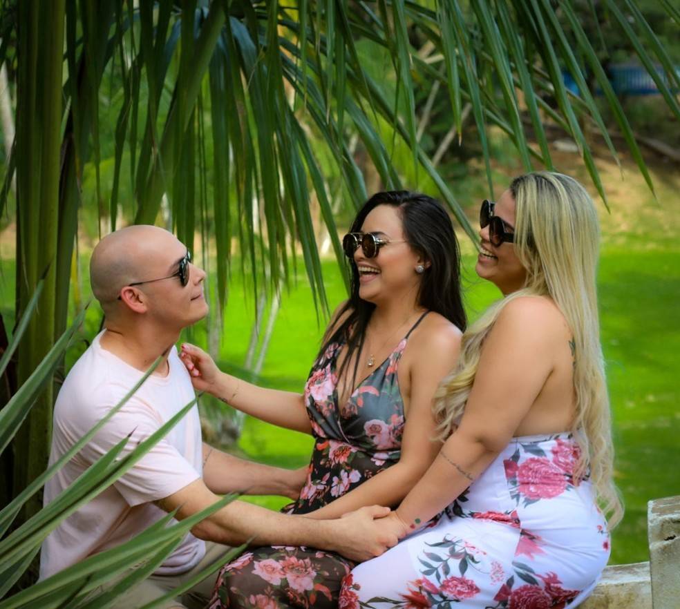 Em Estado vizinho, casal de militares e administradora vivem “casamento a três” e se assumem em rede social