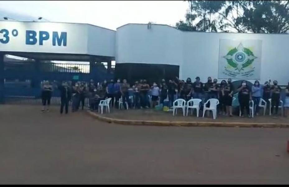 VEJA DECISÃO: juiz proíbe esposas de policiais militares de acampar em frente quartéis e ameaça com multa de R$ 10 mil por dia