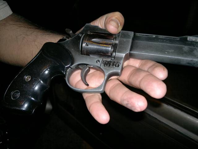 Garoto de 17 anos aperta gatilho três vezes tentando matar padrasto, mas arma falha e impede crime