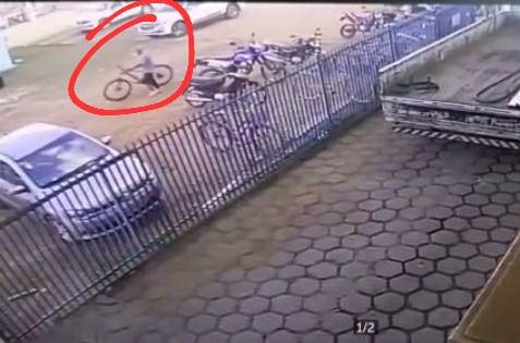 ASSISTA VÍDEO: mesmo com o veículo cadeado, ladrão furta bicicleta estacionada em frente empresa