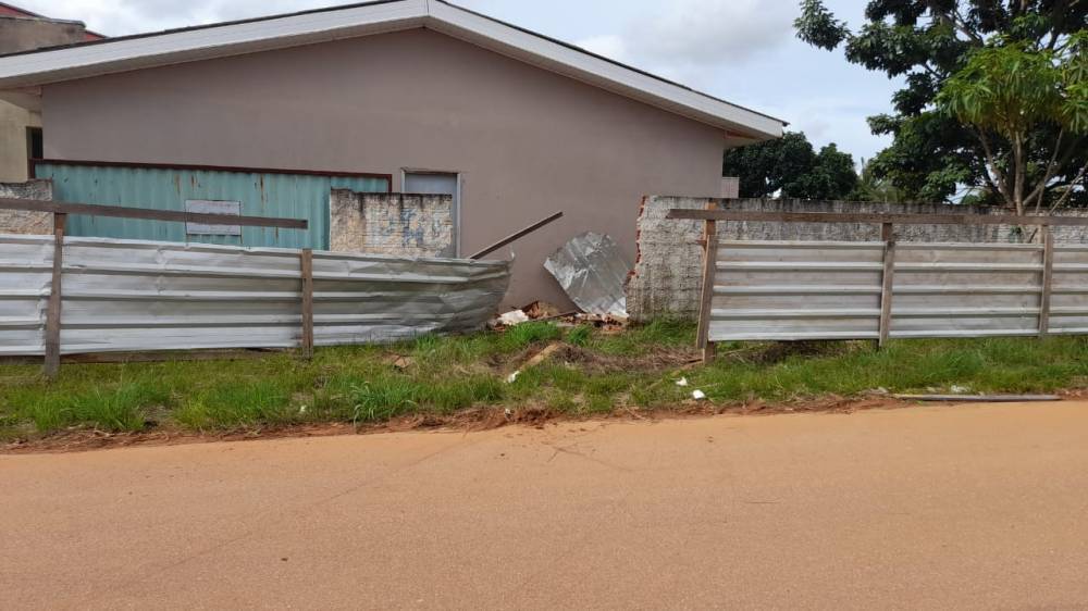 Posto de saúde abandonado vira “ponto” para usuários de drogas e população assustada pede ajuda