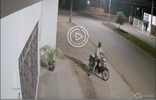 ASSISTA VÍDEO: após amigos reconhecerem ladrão, dono de lava jato recupera moto furtada sem ajuda da polícia