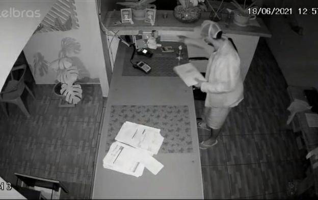 ASSISTA VÍDEO: câmeras de segurança flagram ladrão invadindo empresas e furtando plantas