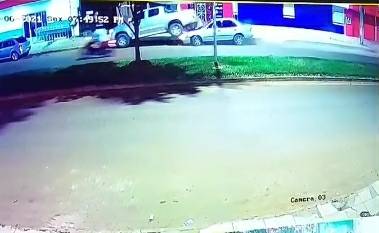 ASSISTA: vídeo impressionante mostra motociclista escapando da morte por “questão de segundos”, em Vilhena