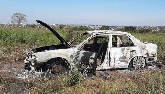 Corpo encontrado dentro de carro carbonizado na zona rural de Cerejeiras pode ser de servidor do DER na cidade