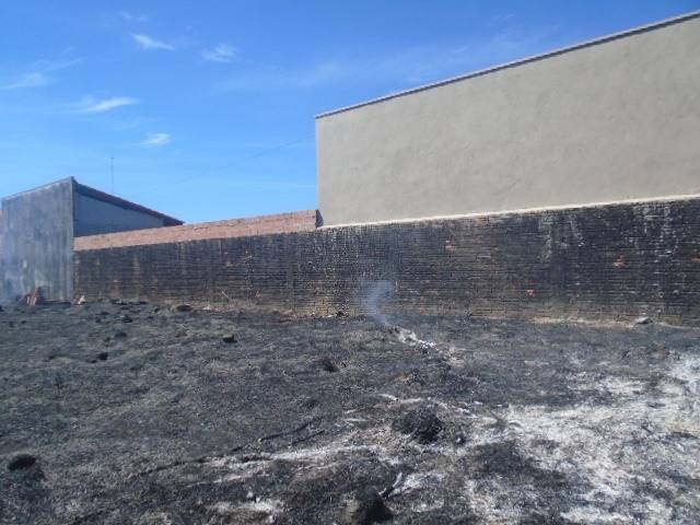 Queimadas em terrenos urbanos são ilegais e podem gerar multa de até R$ 14 mil, alerta Prefeitura
