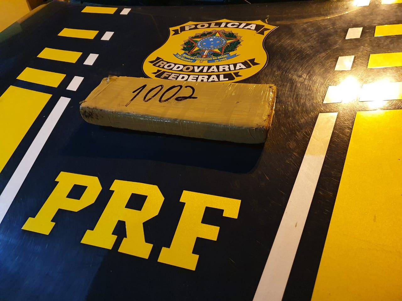 Moradores da zona rural de Cabixi, rapaz de 18 anos e adolescente de 16 são presos pela PRF com quase 1 kg de maconha