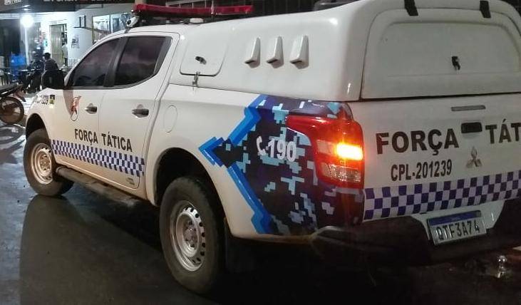 Rapazes avançam contra policiais após receberem ordem para baixar volume de som e acabar com aglomeração