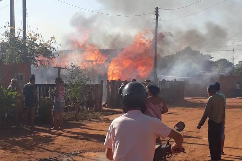 Fogo destrói casa no bairro Cristo Rei em Vilhena; o sogro de uma das vítimas teria incendiado o imóvel propositalmente