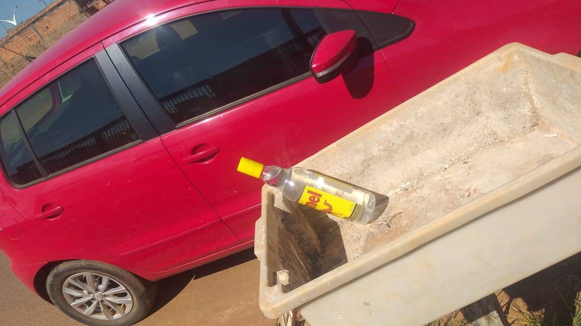 Após atingir motociclista violentamente, motorista com garrafa de cachaça a bordo aceita fazer teste do bafômetro