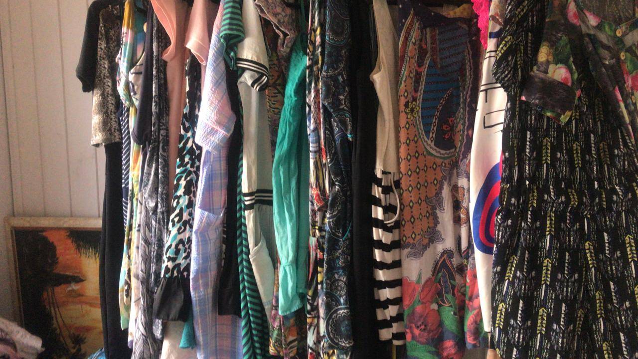 Postinho de saúde expõe roupas doadas e avisa: “quem precisa pega; quem quiser ajudar paga o que acha justo”