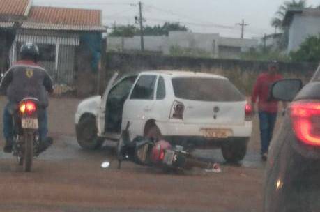 Após atingir motoneta, motorista foge deixando mulher ferida no chão; testemunhas fotografaram a cena