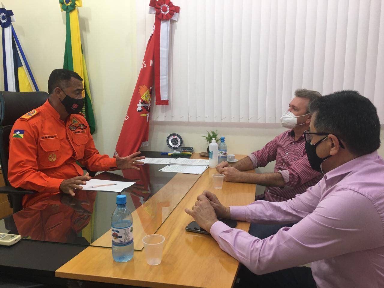 Em reunião no Comando Geral do Corpo de Bombeiros, Luizinho Goebel discute implantação do quartel em Colorado do Oeste