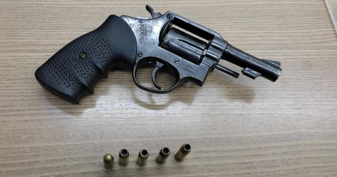 Armado com revólver, morador de Colorado do Oeste é preso ao ir buscar enteada na casa do pai da criança de 02 anos