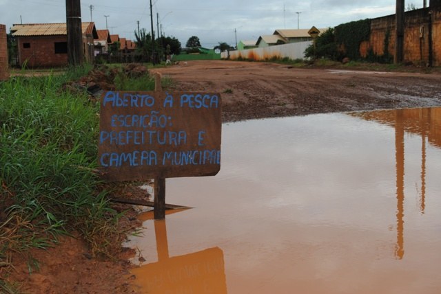 Moradores da rua 743 protestam contra descaso