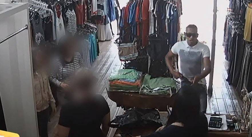 Se passando por cliente, ladrão rende funcionária de loja e foge levando todo o dinheiro do caixa