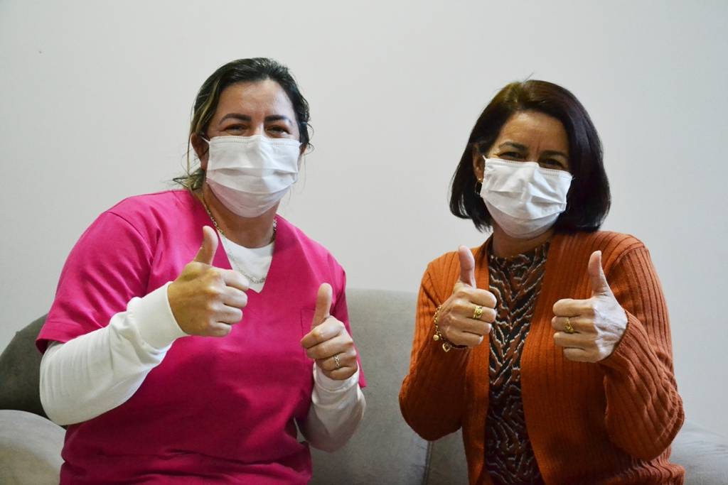 Setor de Imunização vai a residências para aplicar segunda dose e explica funcionamento de vacinas contra Covid-19