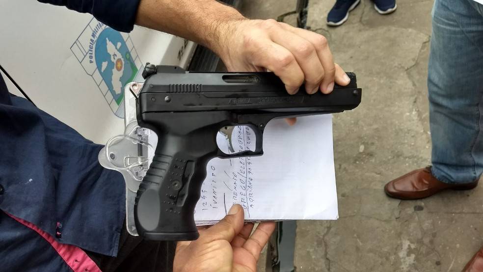 Apresentando-se como policial, homem aponta pistola para cabeça de menino de 01 ano e é nocauteado pelo pai da criança
