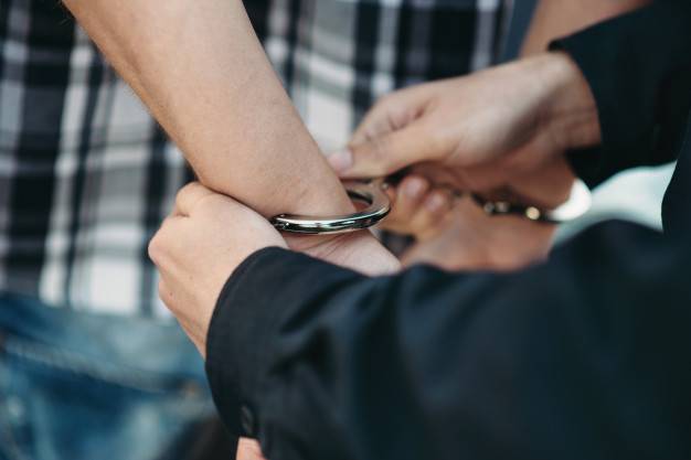 Ladrão que roubou duas lojas e distribuidora é preso após ser denunciado por gestante que perdeu bebê ao testemunhar os crimes