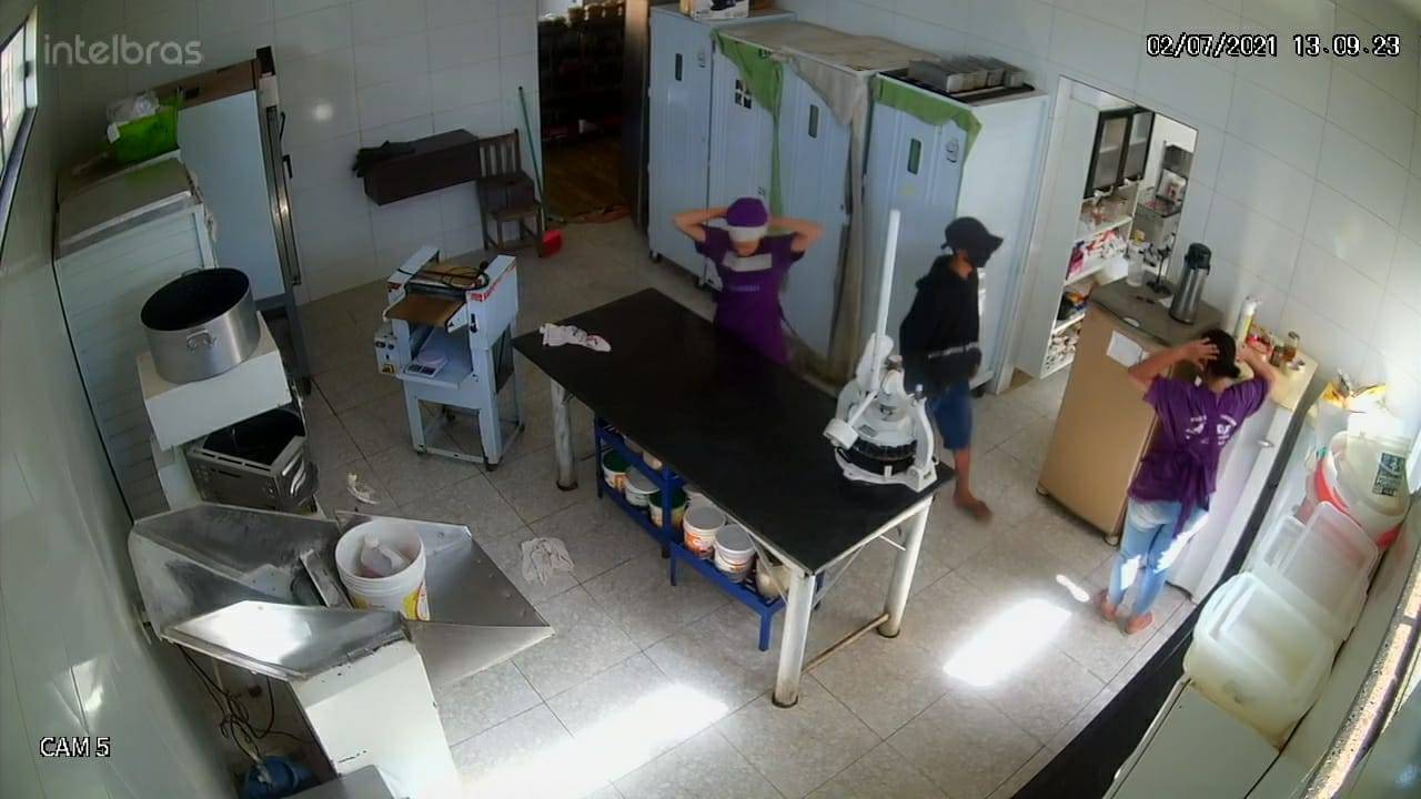 ASSISTA VÍDEO: câmeras flagram momento em que ladrões rendem funcionários e assaltam padaria