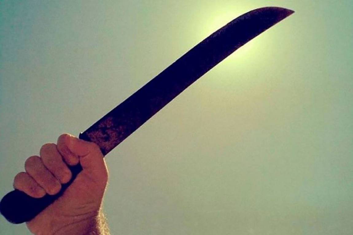 Descontrolado, homem de 48 anos é preso em Colorado do Oeste, após tentar atacar rapazes com facão