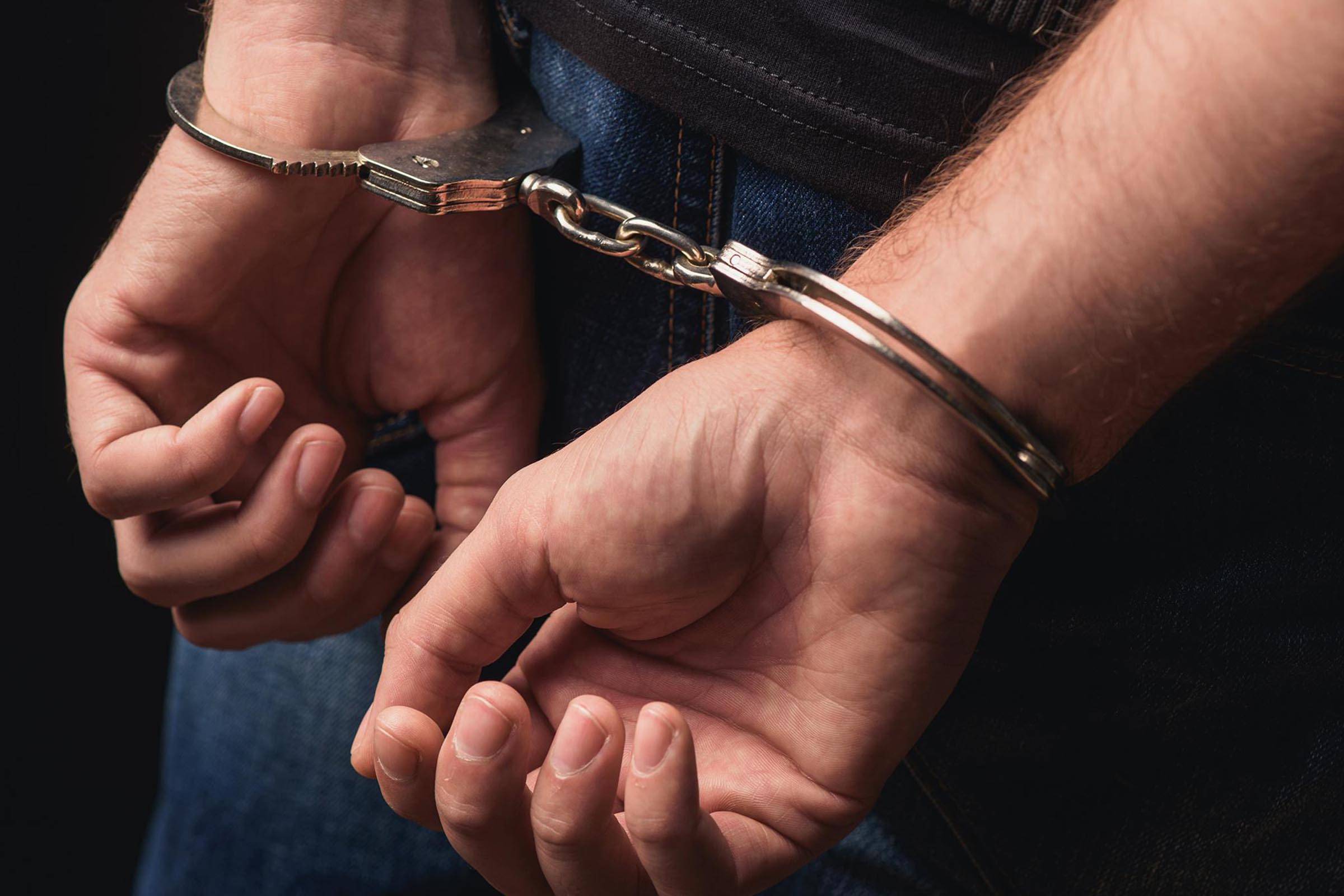 Cerejeiras: 15 dias após deixar a cadeia, ladrão é flagrado saqueando casa, tenta atacar policiais com faca e acaba preso