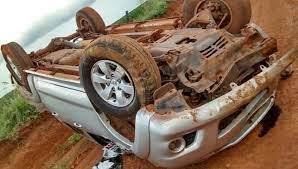 Motorista perde controle e capota picape na área rural de Cerejeiras; duas pessoas ficaram feridas