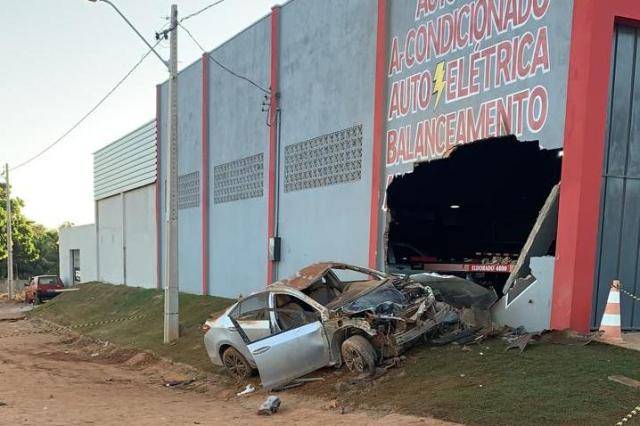 ASSISTA VÍDEO: carro invade oficina mecânica em Cerejeiras; motorista disse que perdeu o controle ao desviar de pedestre