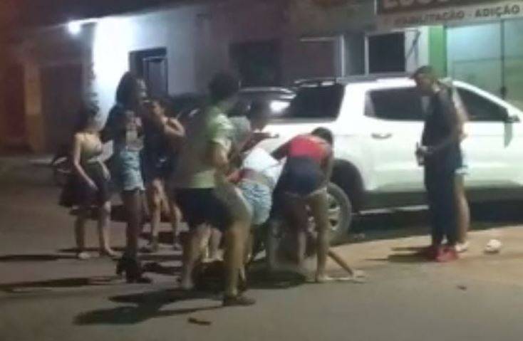 ASSISTA: viraliza em grupos no WhatsApp mais um vídeo mostrando mulheres saindo na porrada em Vilhena