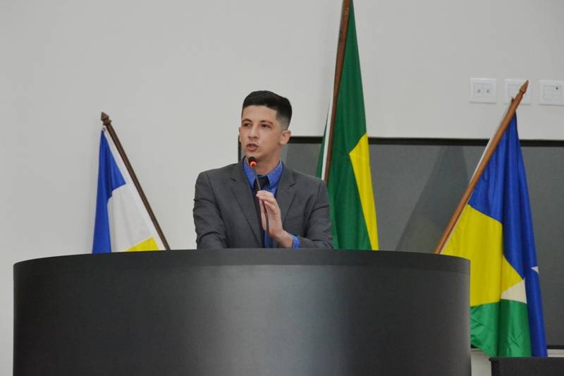 Vereador exibe áudios e denuncia que, ao invés de reduzir comissionados em 40%, prefeito, aumentou em 70% as portarias