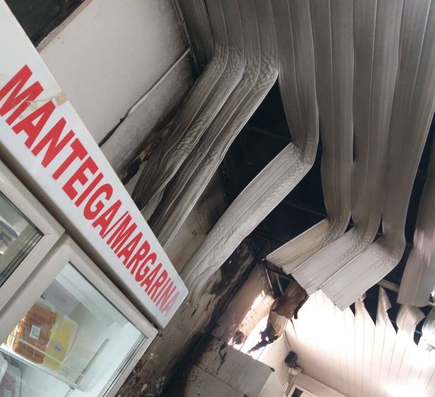ASSISTA VÍDEO: motorista de aplicativo aciona Bombeiros e evita que mercado seja consumido por incêndio