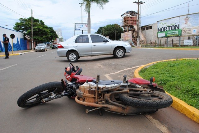 Carro invade preferencial e atinge motoqueiro