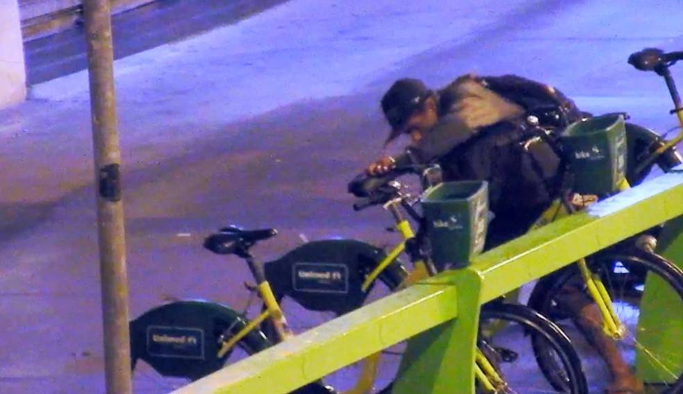 Câmeras flagram ladrão furtando bicicleta do filho adolescente de militar e ele é preso junto com receptador