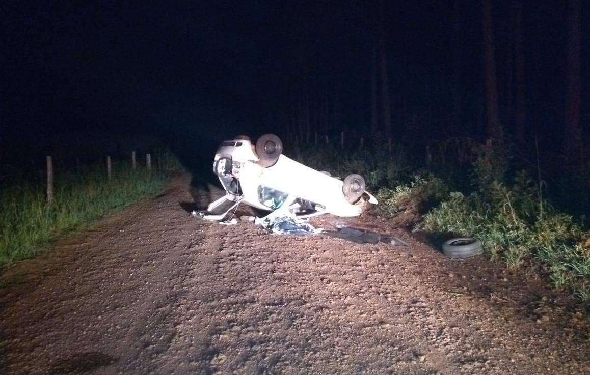 Motorista dorme ao volante e veículo capota várias vezes após colisão em estrada ligando Cerejeiras a Corumbiara