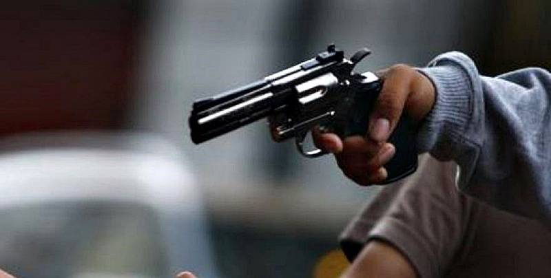 Chegando em casa, homem de 47 anos é rendido por ladrões armados, que fogem levando celular e dinheiro