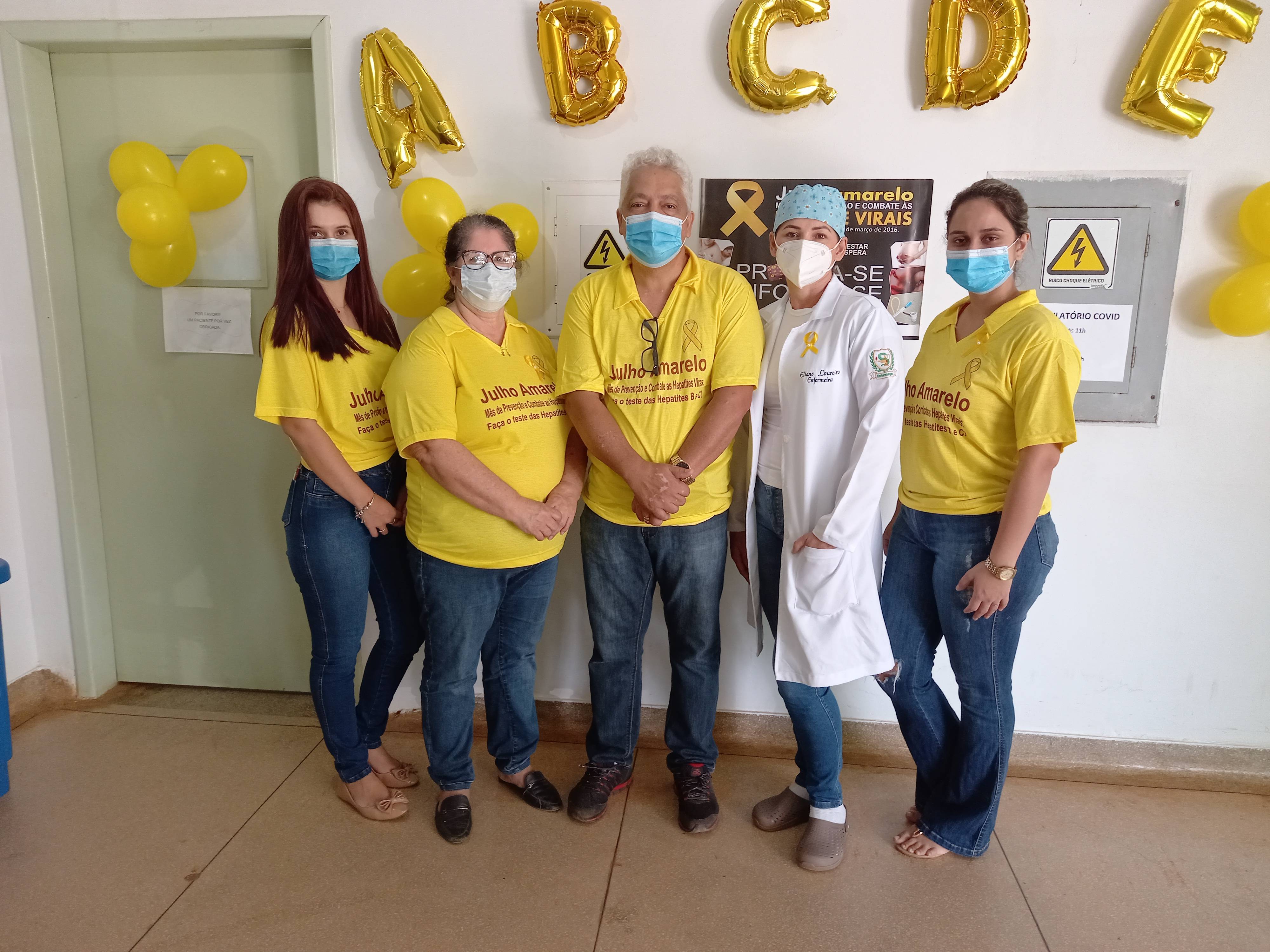 Em Cerejeiras, servidores usam criatividade e aproveitam fluxo de pessoas em local de vacinação para conscientizar sobre hepatites virais