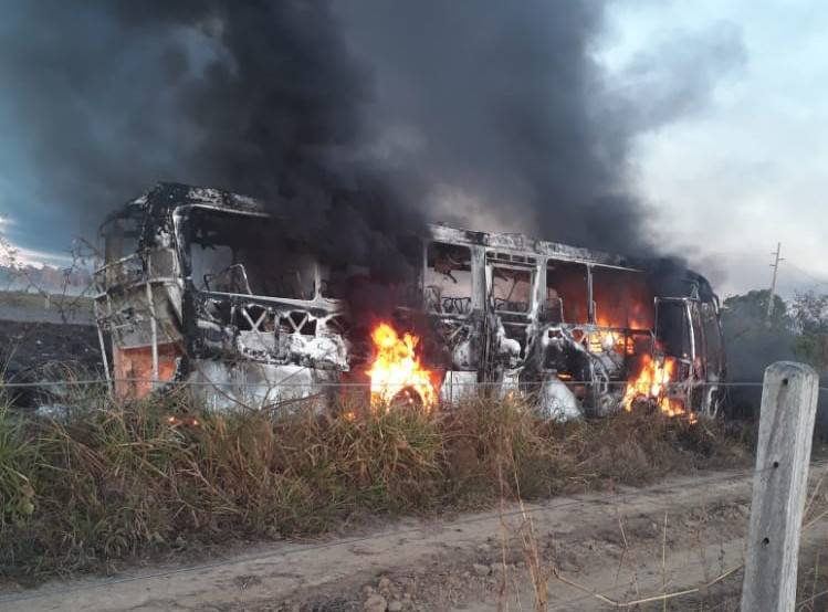 Choque entre caminhão-tanque e ônibus com pessoas que eram levadas para tratamento médico provoca tragédia na BR 364