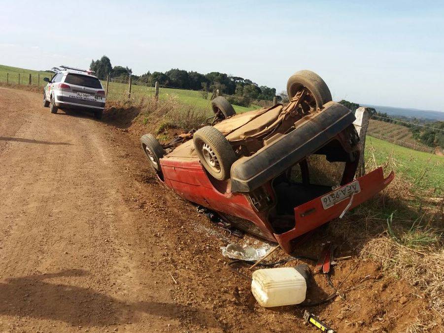 Homem de 52 anos capota carro na zona rural de Cerejeiras e terá que responder por arma encontrada no veículo