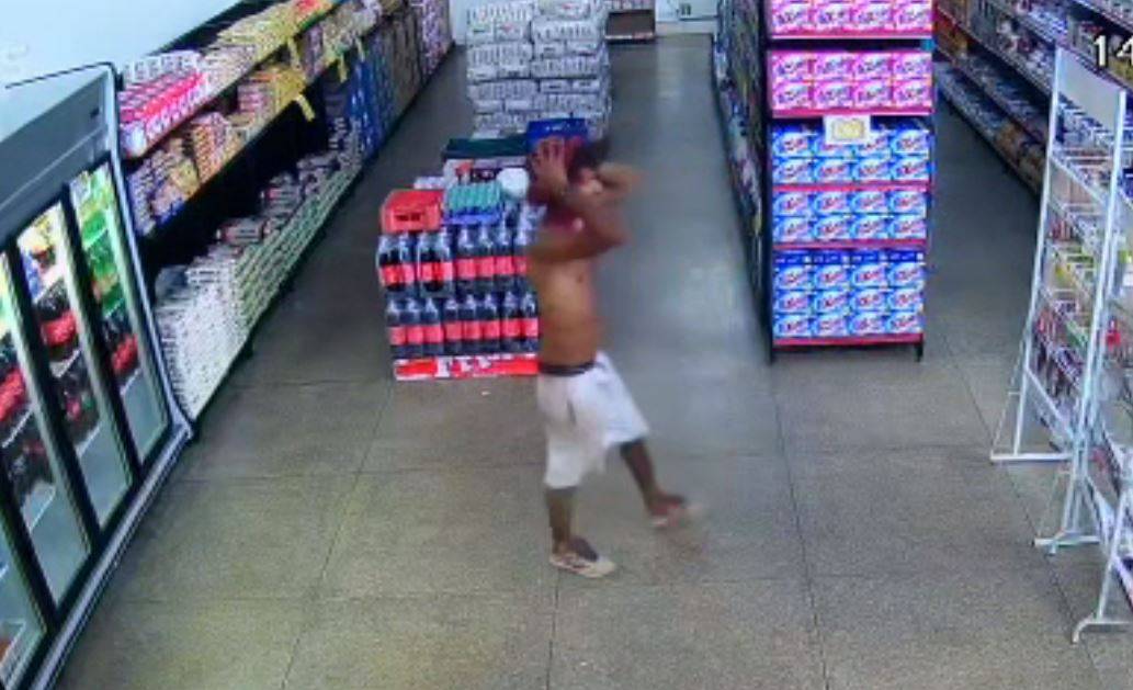 ASSISTA VÍDEO: atacado por 3 homens armados, rapaz escapa da morte a facadas ao se esconder dentro de supermercado