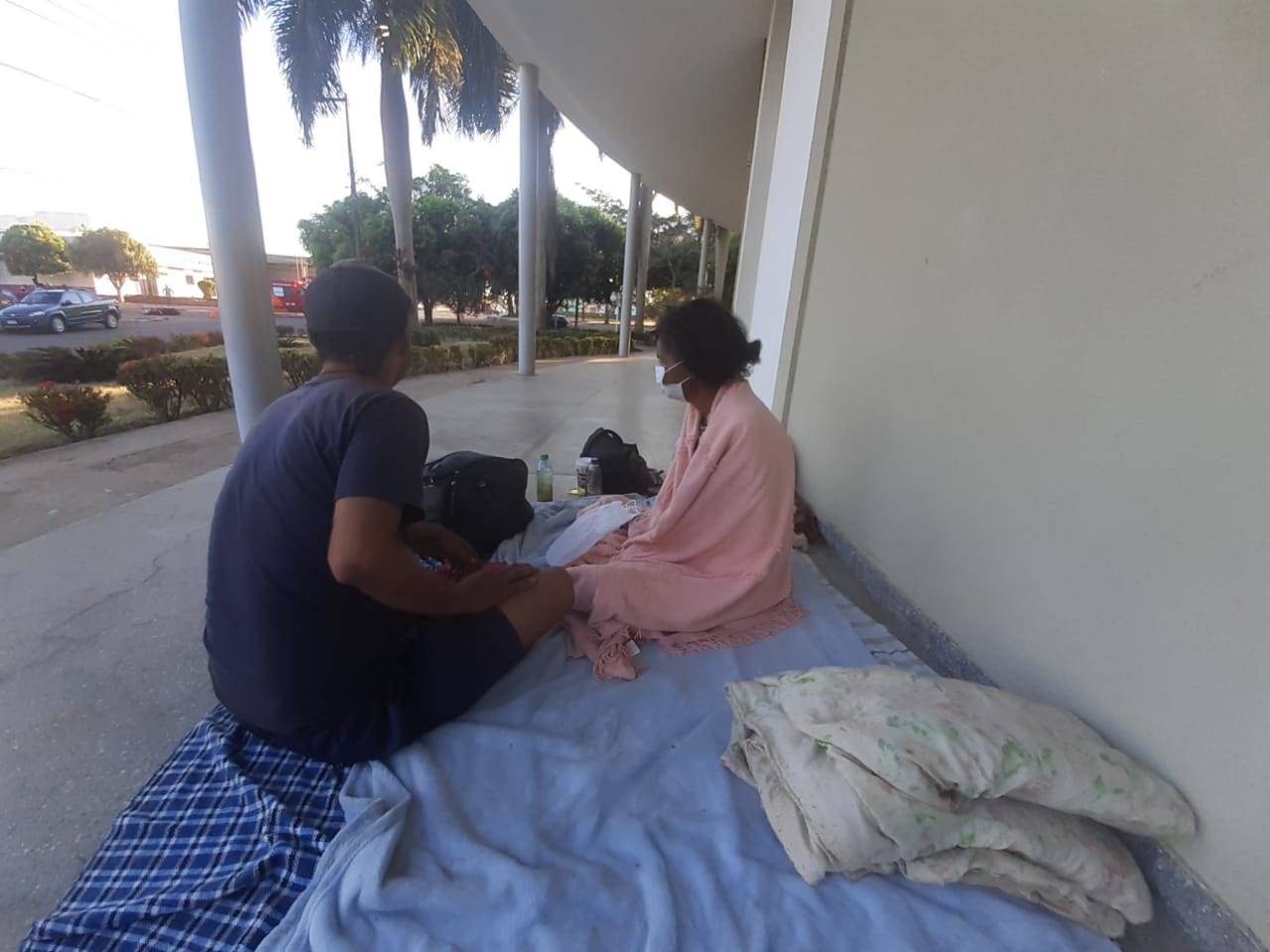 Dormindo sob marquise de igreja em Vilhena, casal luta na volta para Rondônia; mulher diabética venceu Covid